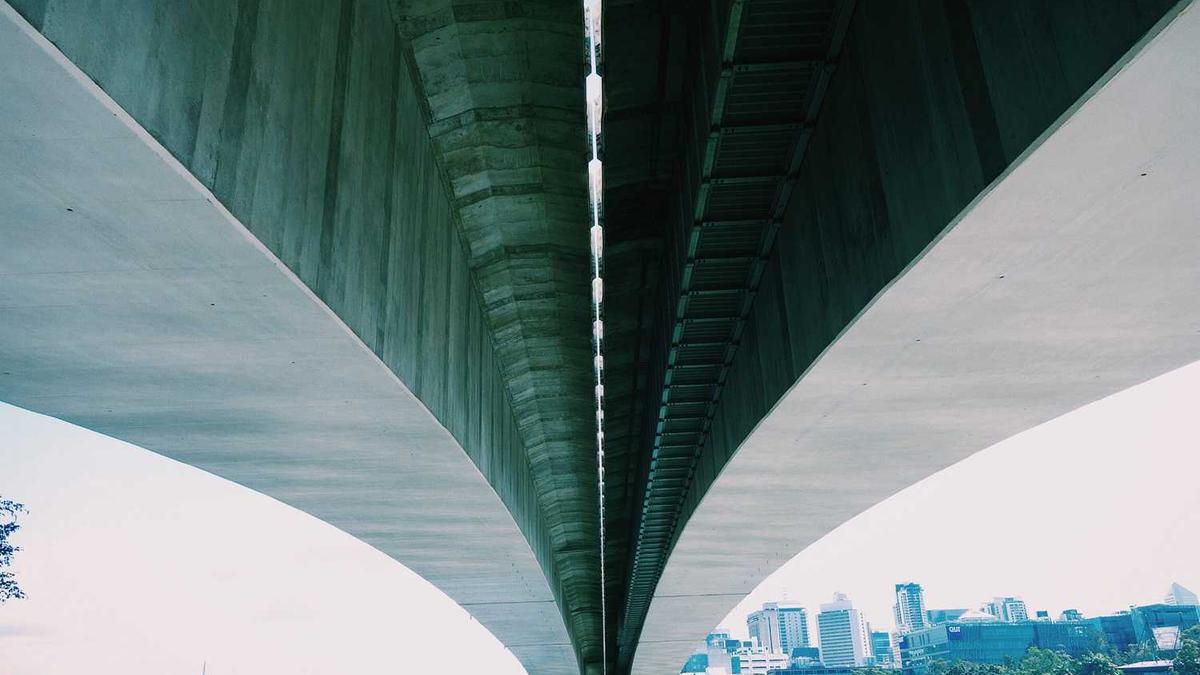 说明：一块黑乎乎的火山熔岩蛋糕，表面布满裂纹，旁边是一把烤箱铲子